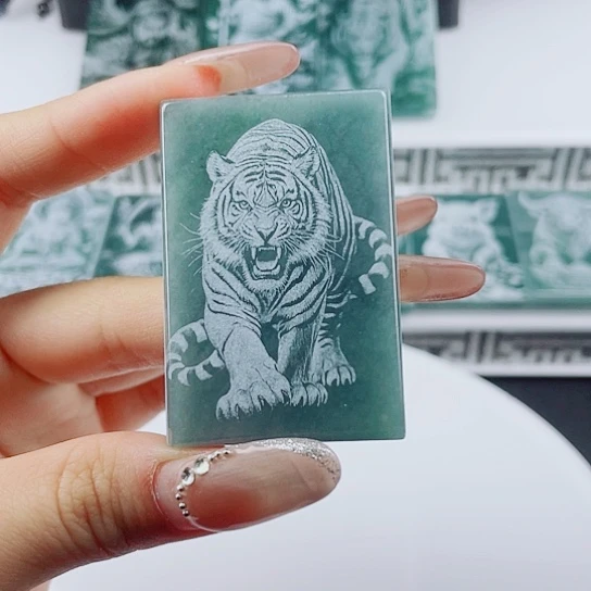 翡翠未镶嵌颈饰虎牌