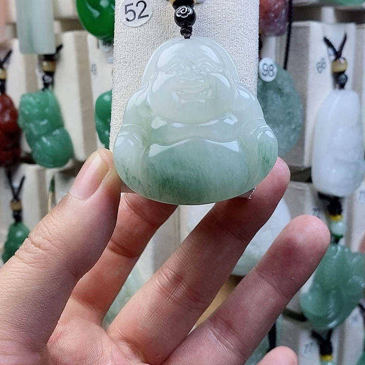 颈饰未镶嵌石英质玉（天山翠）