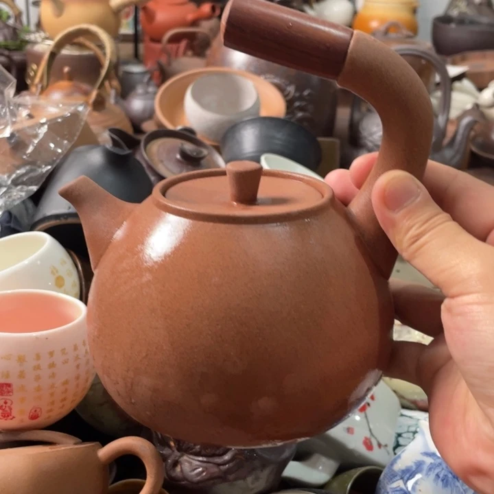 瓷片侧面为浅棕色小块土构成大岩片层