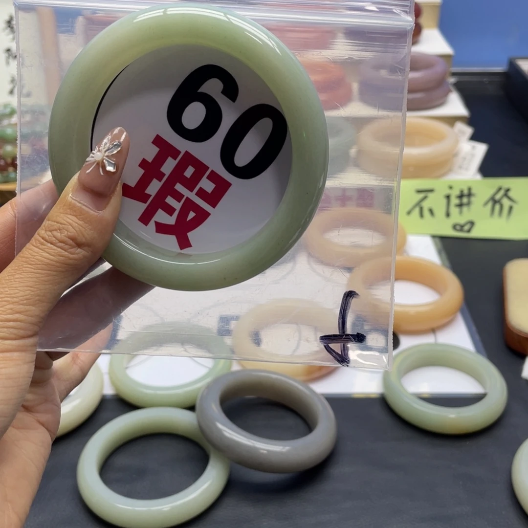 未镶嵌手镯石英岩玉