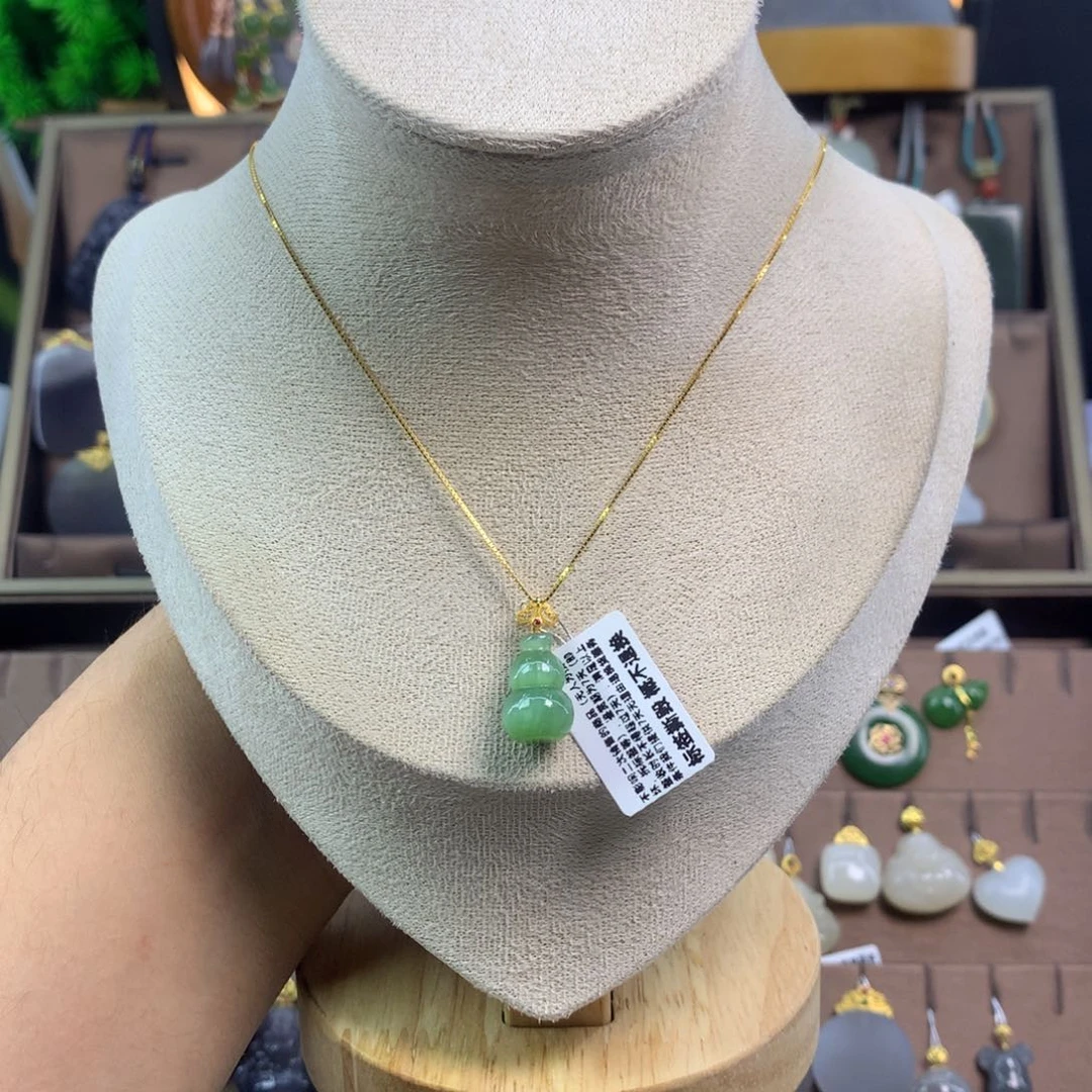 和田玉吊坠18K金镶嵌