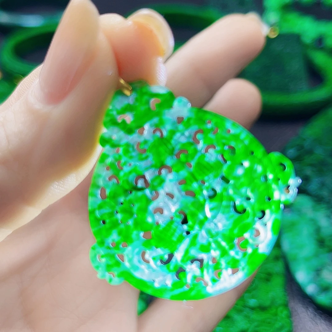 颈饰18K金镶嵌翡翠