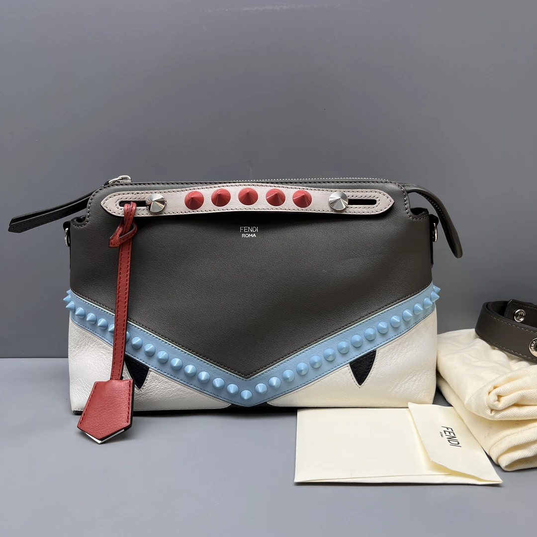 95新 FENDI/芬迪 玫红色荔枝纹班纳通勤包 尺寸28*19 SV18784