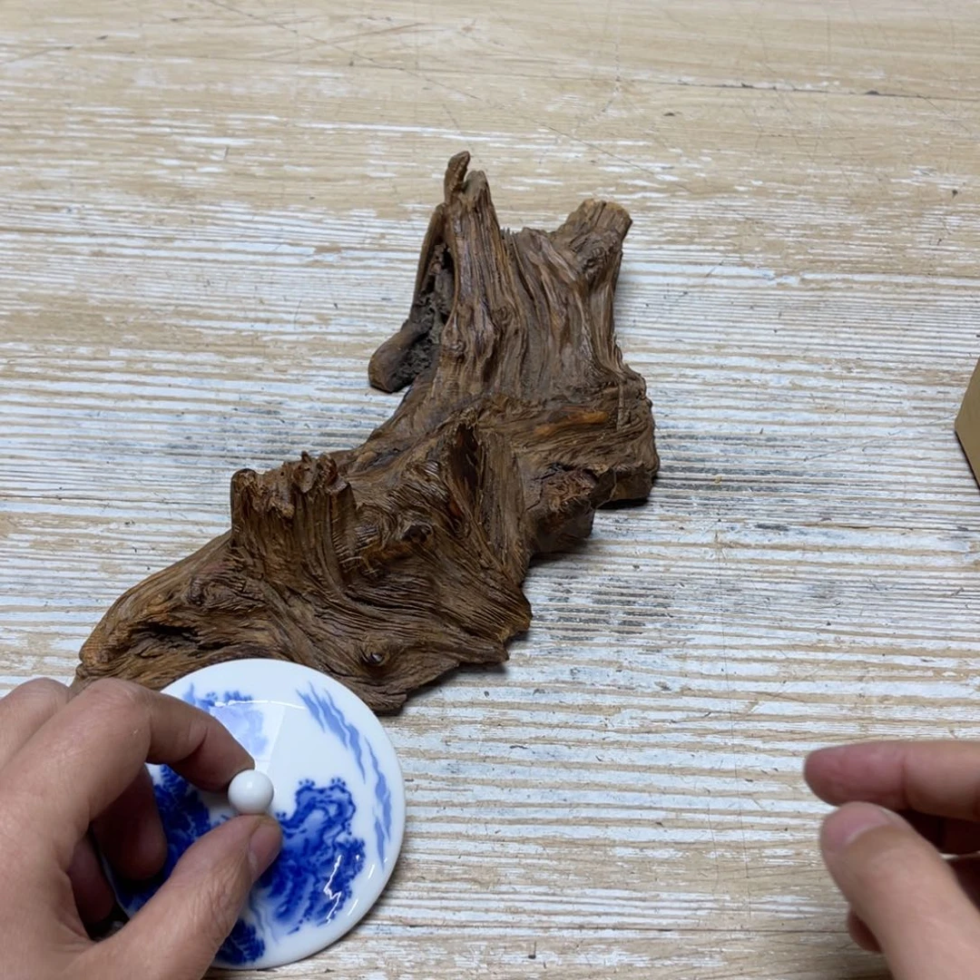 瓷片山***水密密麻麻地排列着