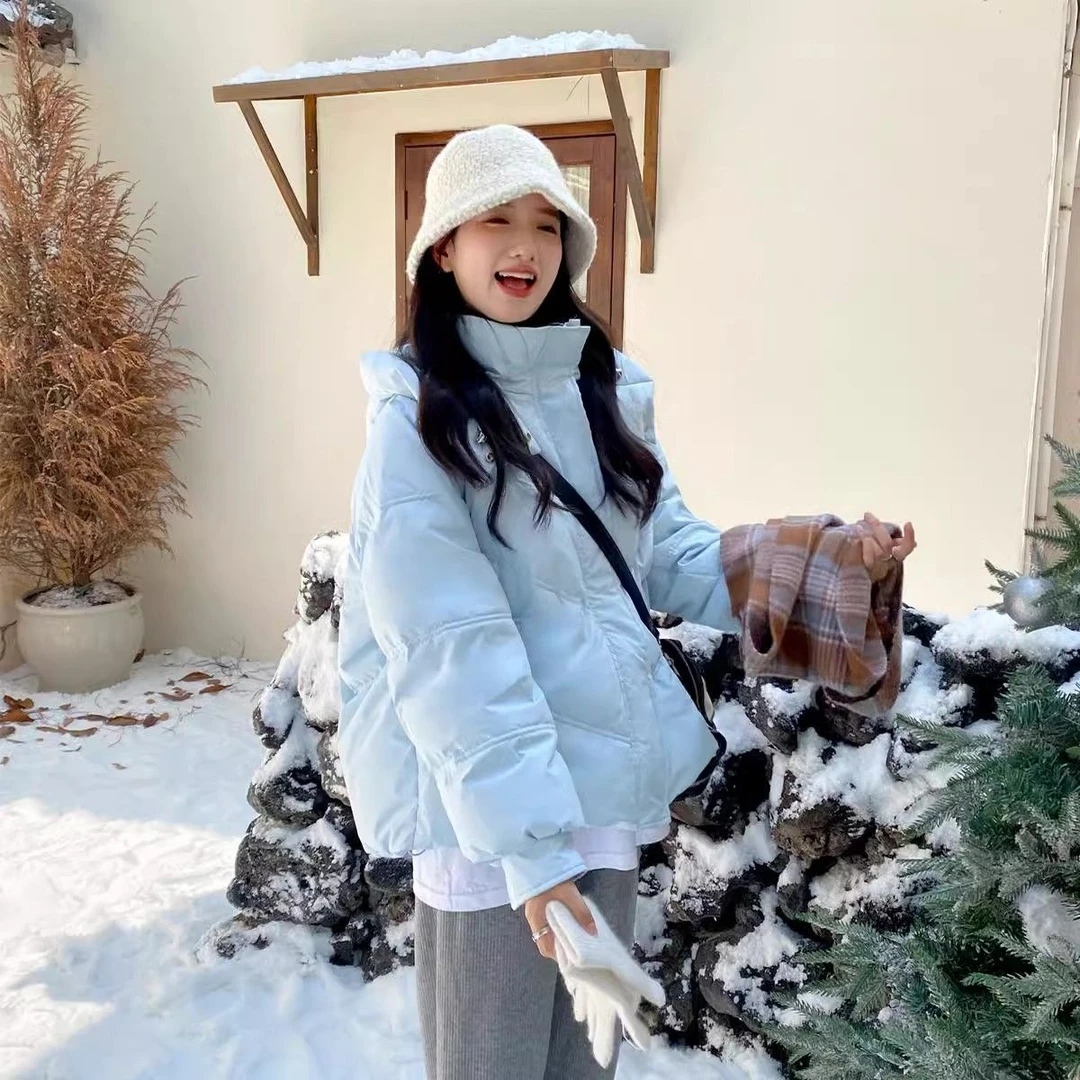 蓝色短款羽绒服女冬季2025新款小个子白鸭绒免洗时尚连帽面包服潮