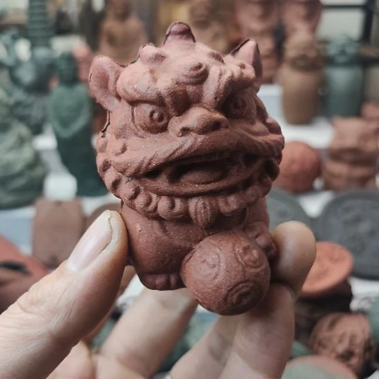 泥塑药香红麝香方狮子一个