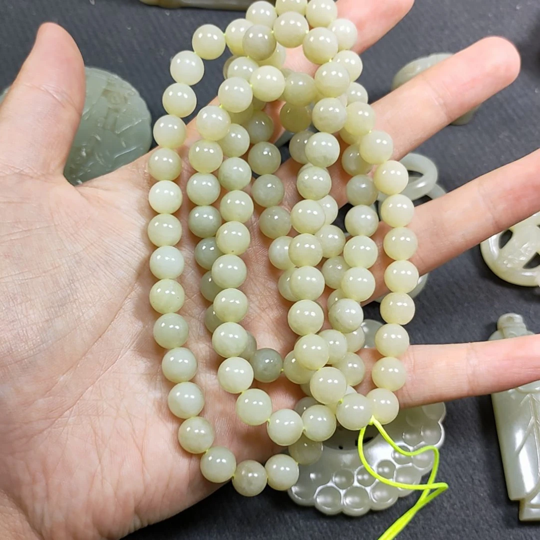 熊***靴和田玉未镶嵌颈饰