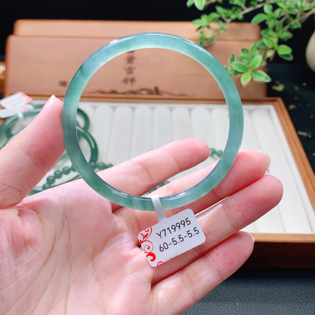 翡翠未镶嵌手镯（圆镯）