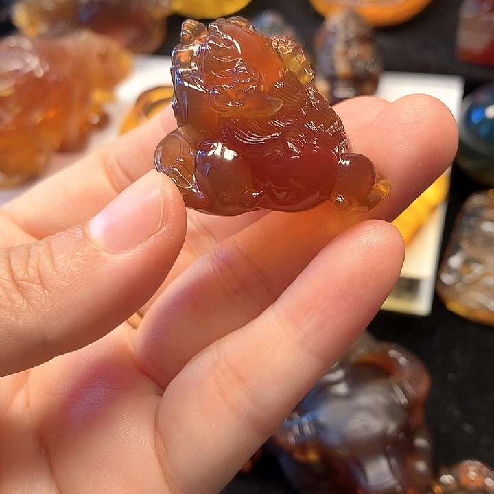 裸石琥珀未镶嵌金棕三角蟾吊坠