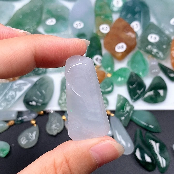 翡翠未镶嵌颈饰随形吊坠