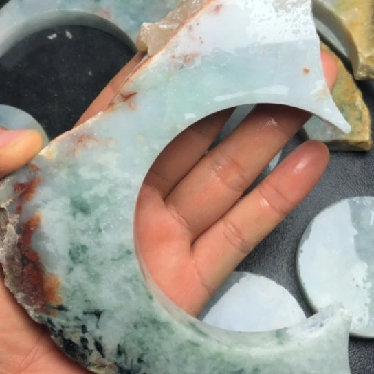 翡翠未镶嵌颈饰裸石