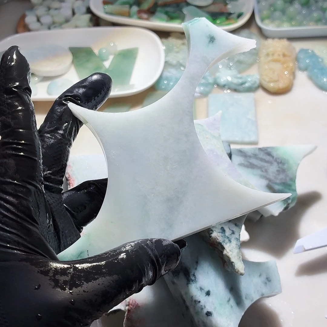 翡翠未镶嵌颈饰边角料