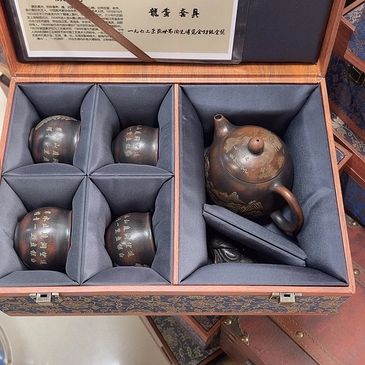 茶壶红泥原矿泥料手工制作的一把紫砂壶。
