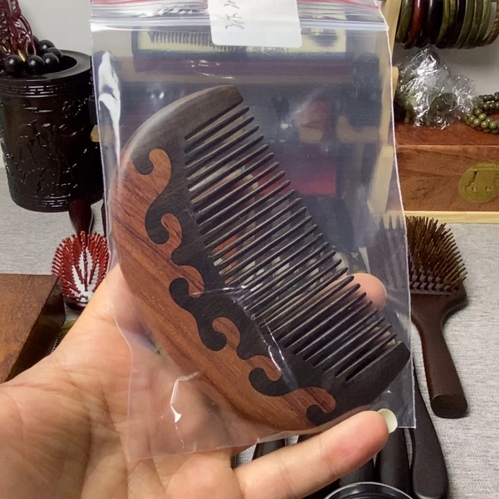 沐***沁东非黑黄檀（紫光檀）半月梳子