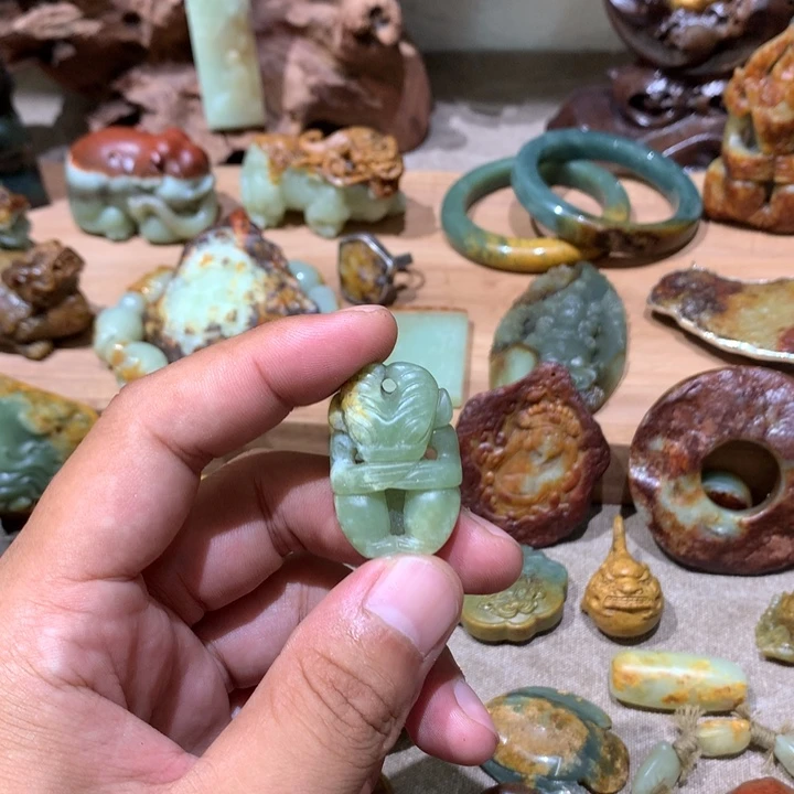 未镶嵌岫岩河磨玉（透闪石质玉）把件