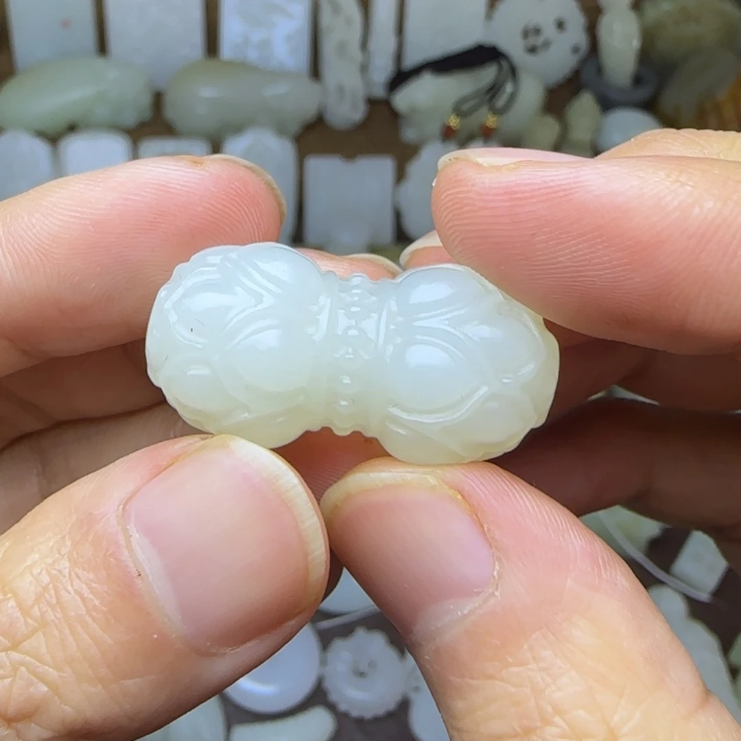 和田玉未镶嵌挂件并蒂莲