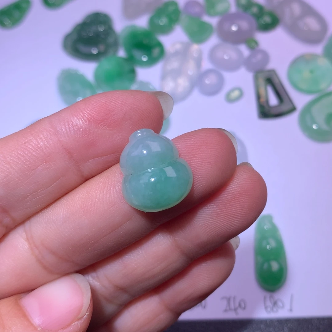 翡翠未镶嵌颈饰葫芦