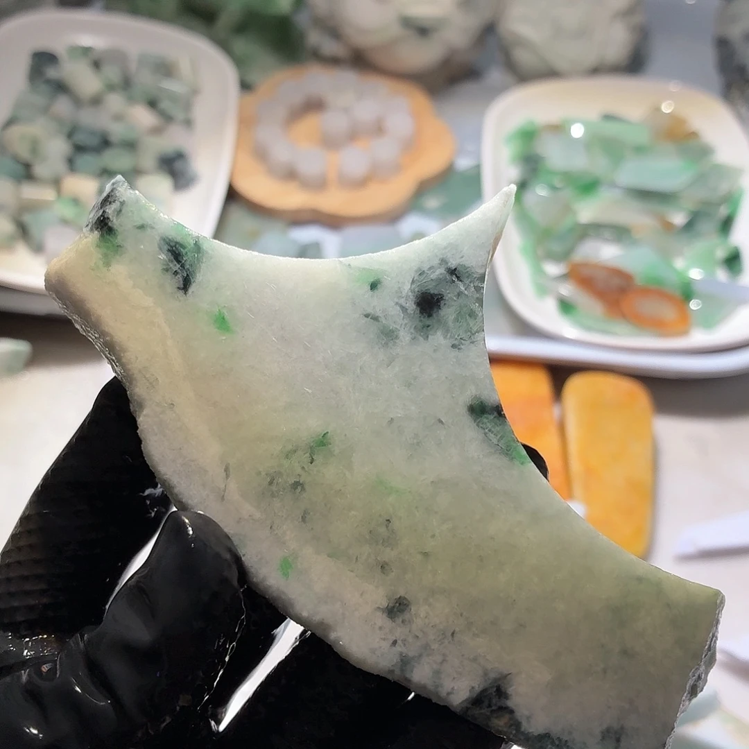 翡翠未镶嵌颈饰边角料