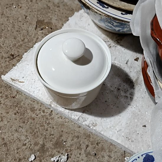 绿泥盘子碗茶壶啥都有