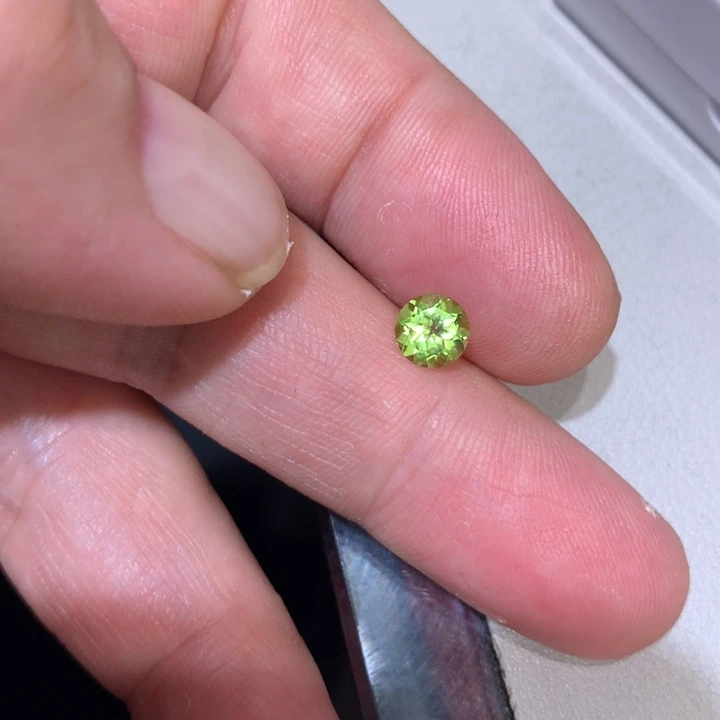 橄榄石裸石未镶嵌裸石1粒圆6