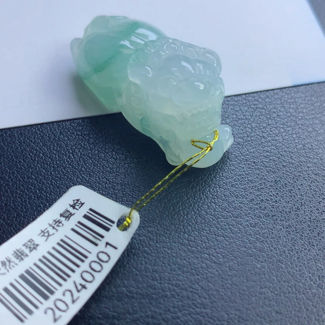 翡翠未镶嵌颈饰狮子