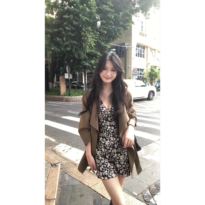 法式复古黑色碎花v领连衣裙女2025新款无袖打底裙+气质风衣外套潮