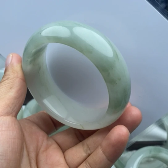 亲***贝石英质玉（金丝玉）未镶嵌手镯