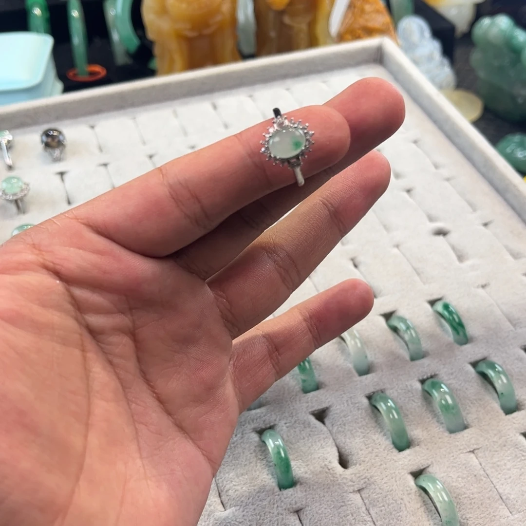 石英质玉（非洲翠）未镶嵌摆件