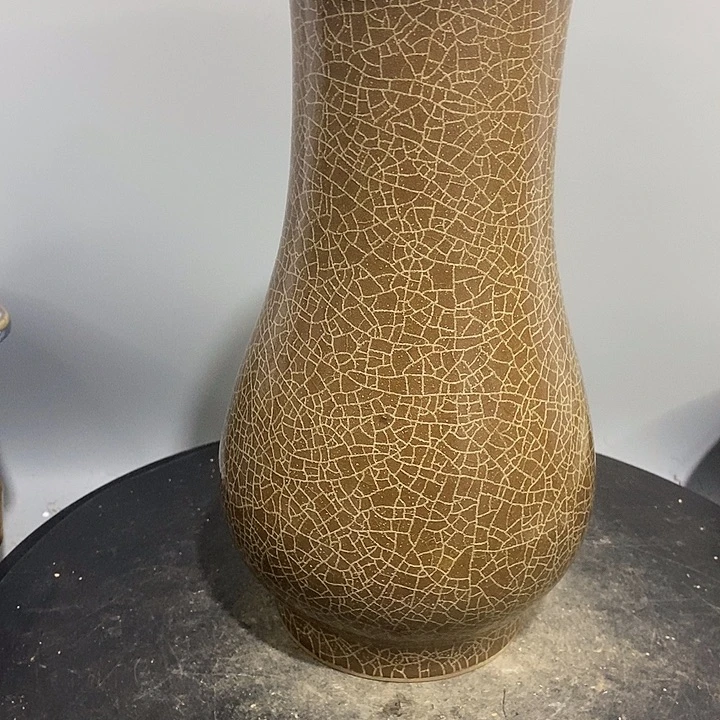 溪水官窑敞颈瓶造型美观