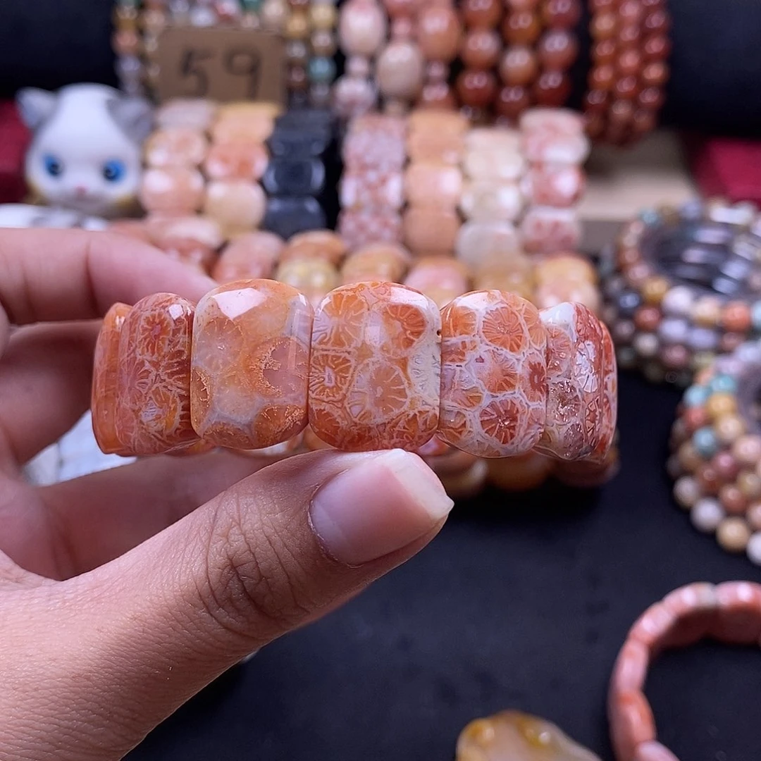 弥***桃硅化珊瑚（珊瑚玉）手牌未镶嵌