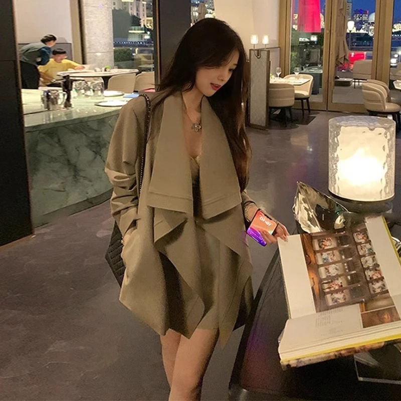 拉夏贝尔卡其色气质短款风衣女2025秋新款宽松翻领系带高级感外套