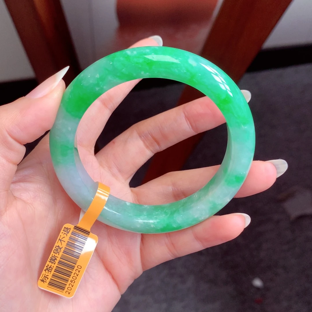 翡翠手镯未镶嵌翡翠