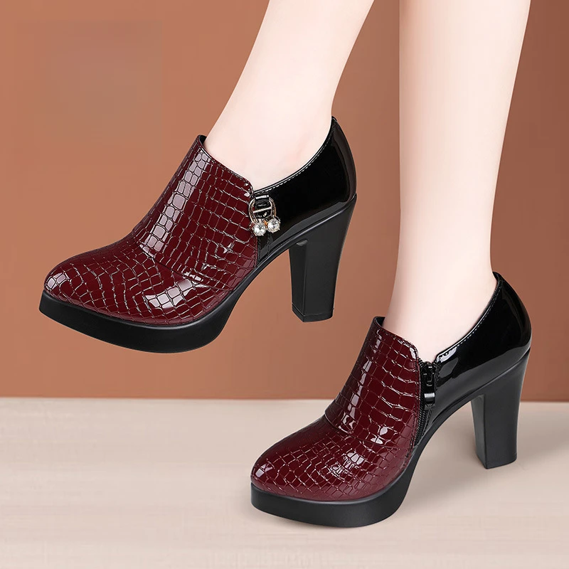 2025秋冬加绒漆皮拼色深口单鞋女尖头粗跟厚底防水台高跟工作鞋女