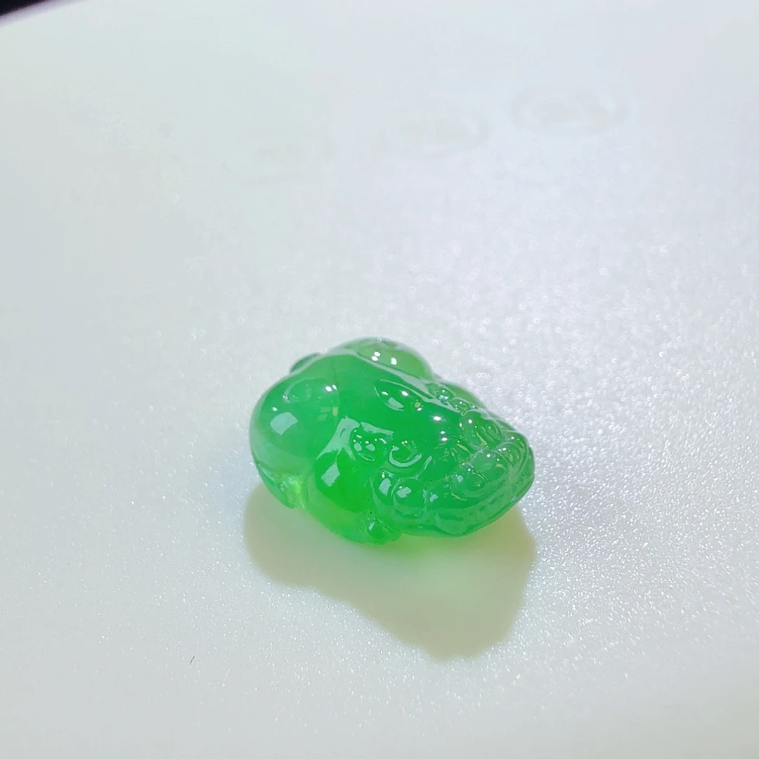 翡翠裸石冰绿皮裘