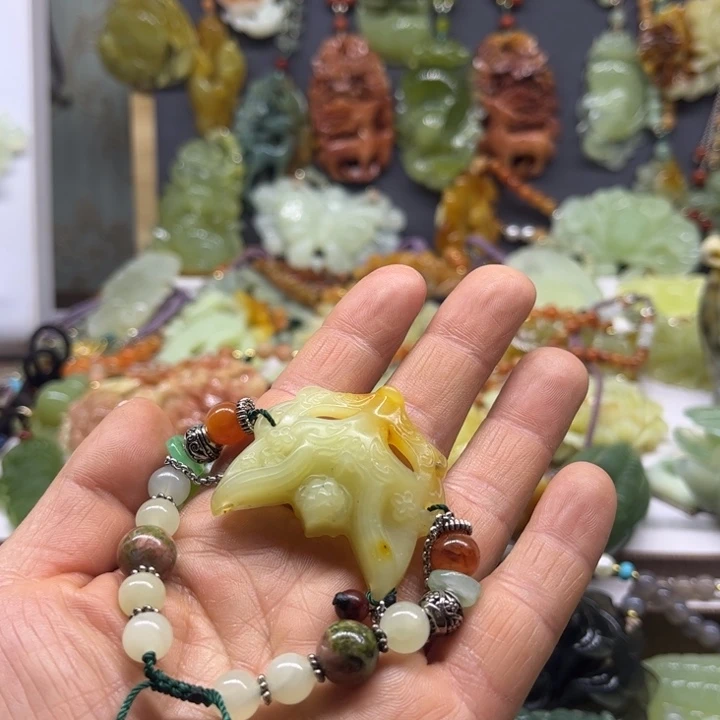 蛇纹石玉未镶嵌颈饰
