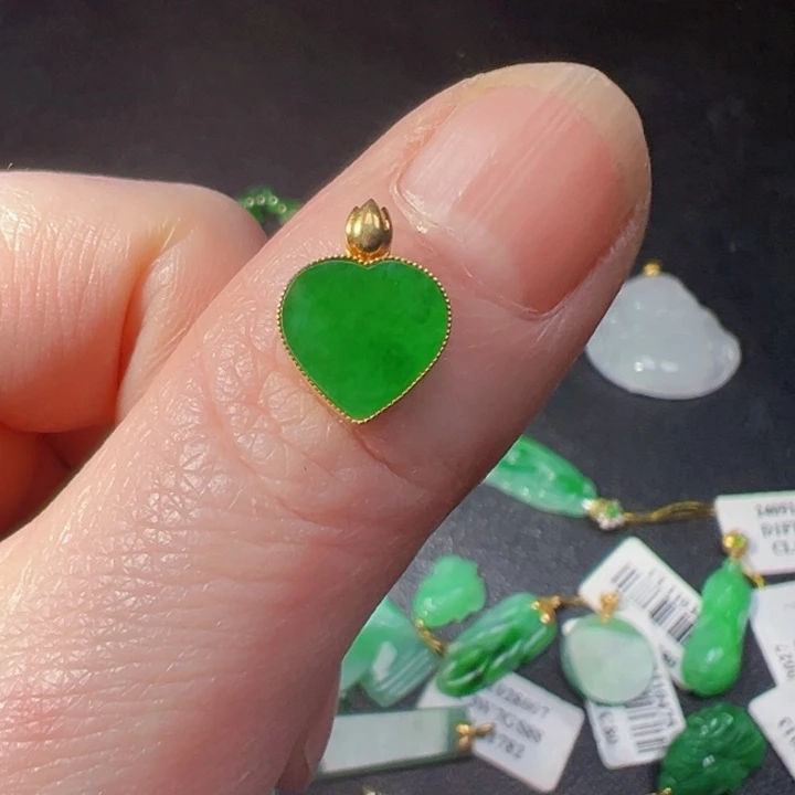 颈饰18K金镶嵌翡翠