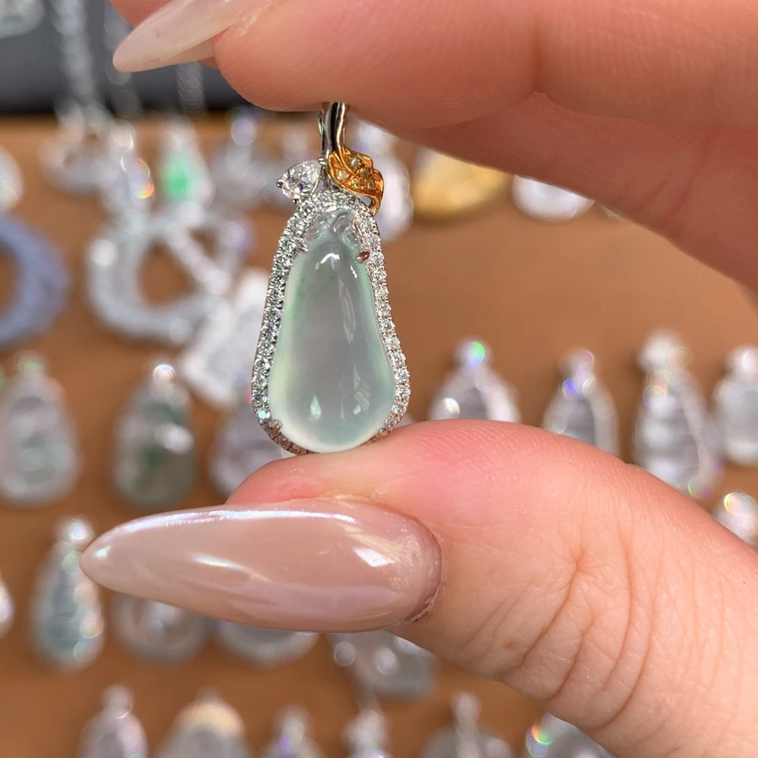 翡翠18K金镶嵌颈饰小甜瓜