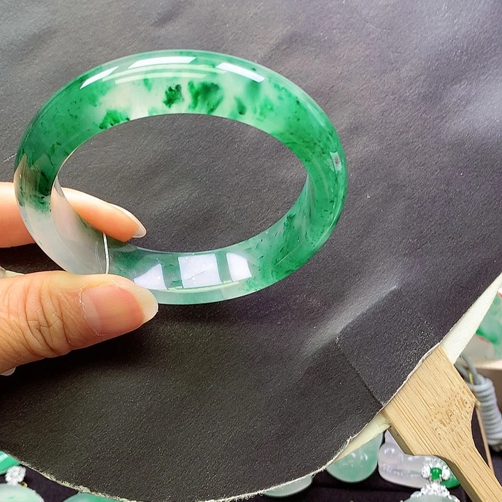 未镶嵌手镯石英质玉