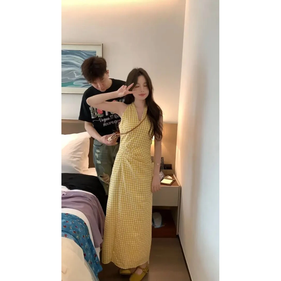 海边度假黄色格纹挂脖连衣裙2025夏季穿搭气质绝美收腰显瘦长裙子