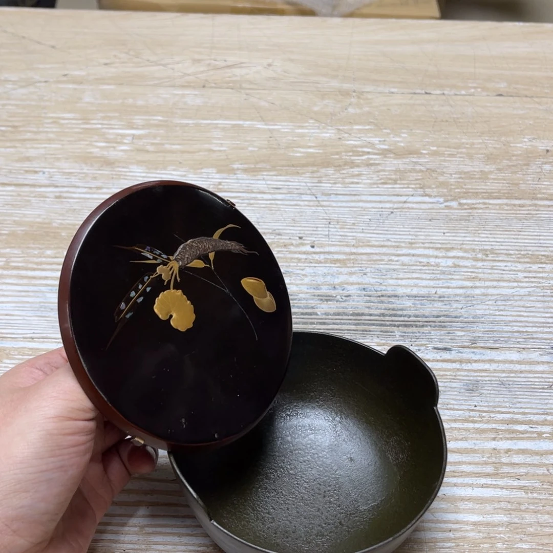 瓷片南**夷密密麻麻地排列着一个