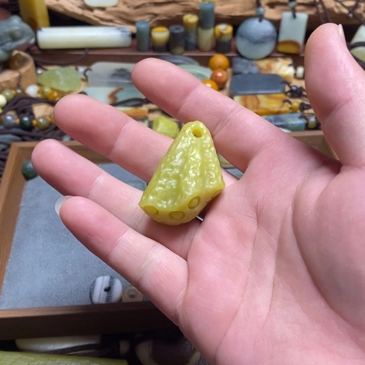 蛇纹石玉未镶嵌挂件游*