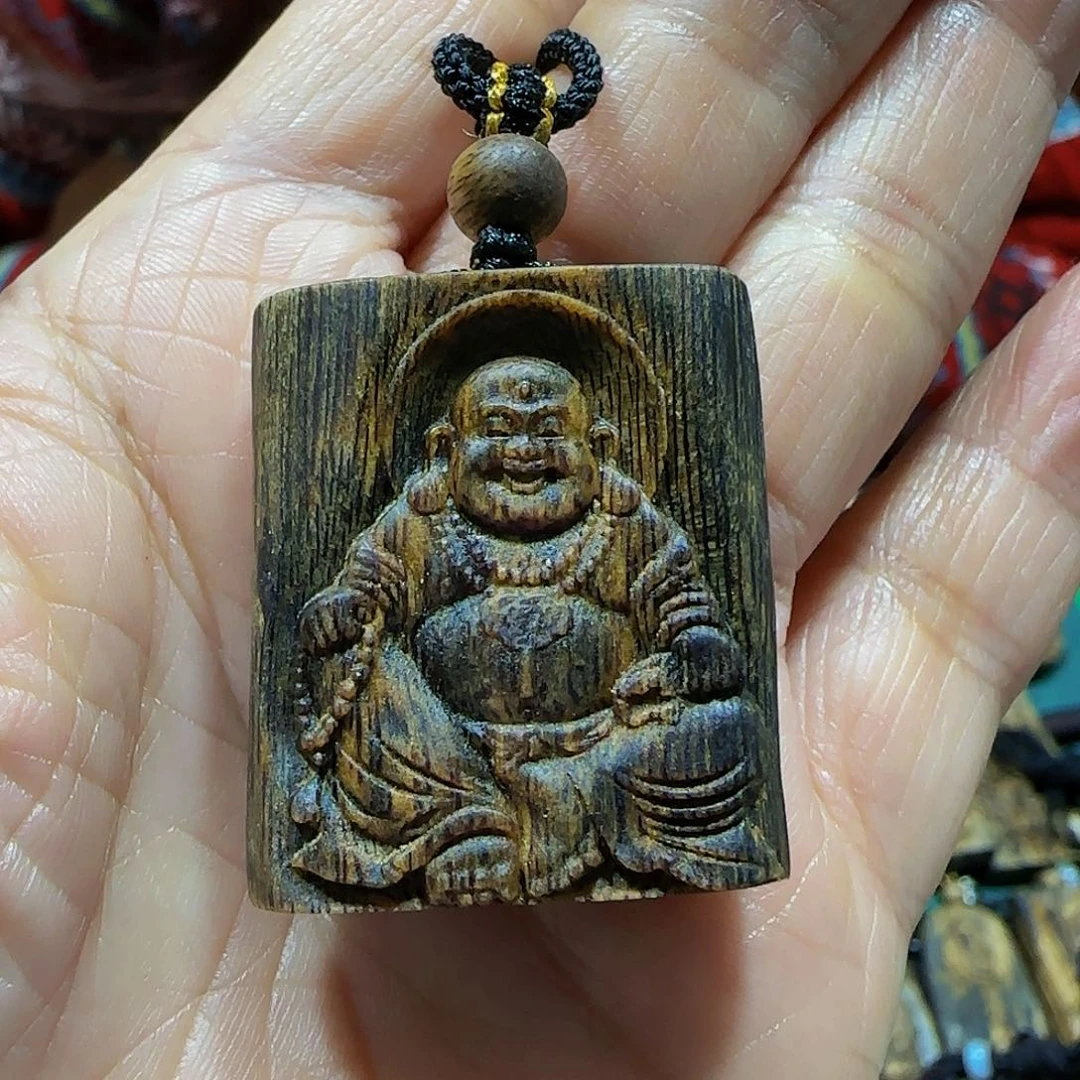 沉香吊坠海南白奇乌身老料雕刻佛公带绳8.7克
