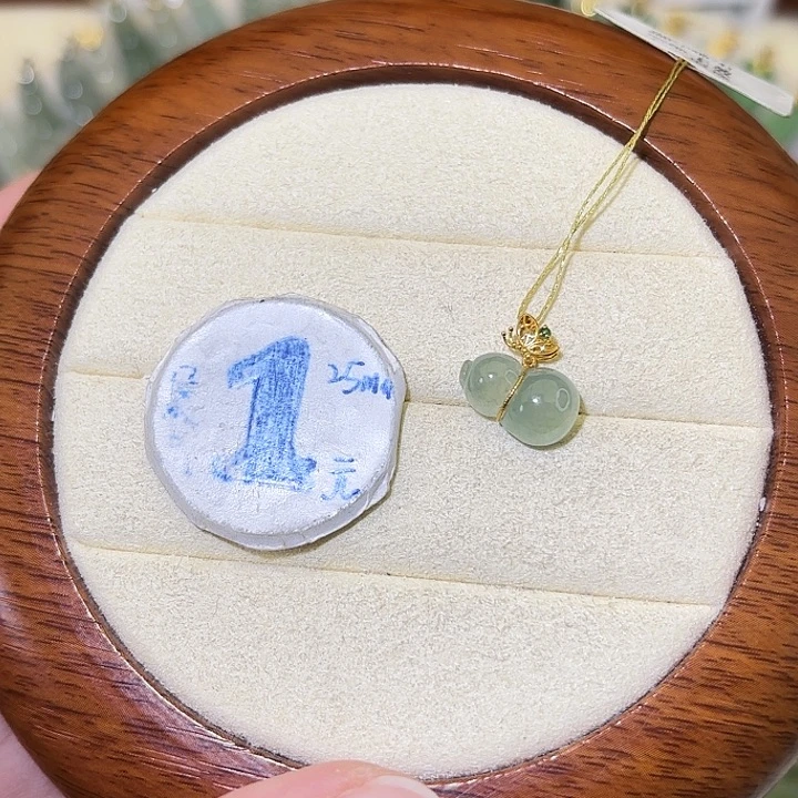 翡翠18K金镶嵌颈饰葫芦