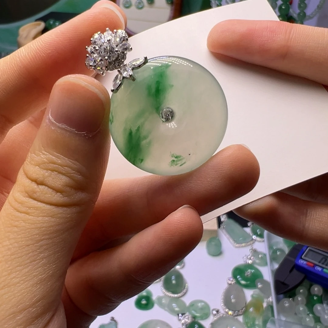 颈饰未镶嵌石英质玉（非洲翠）