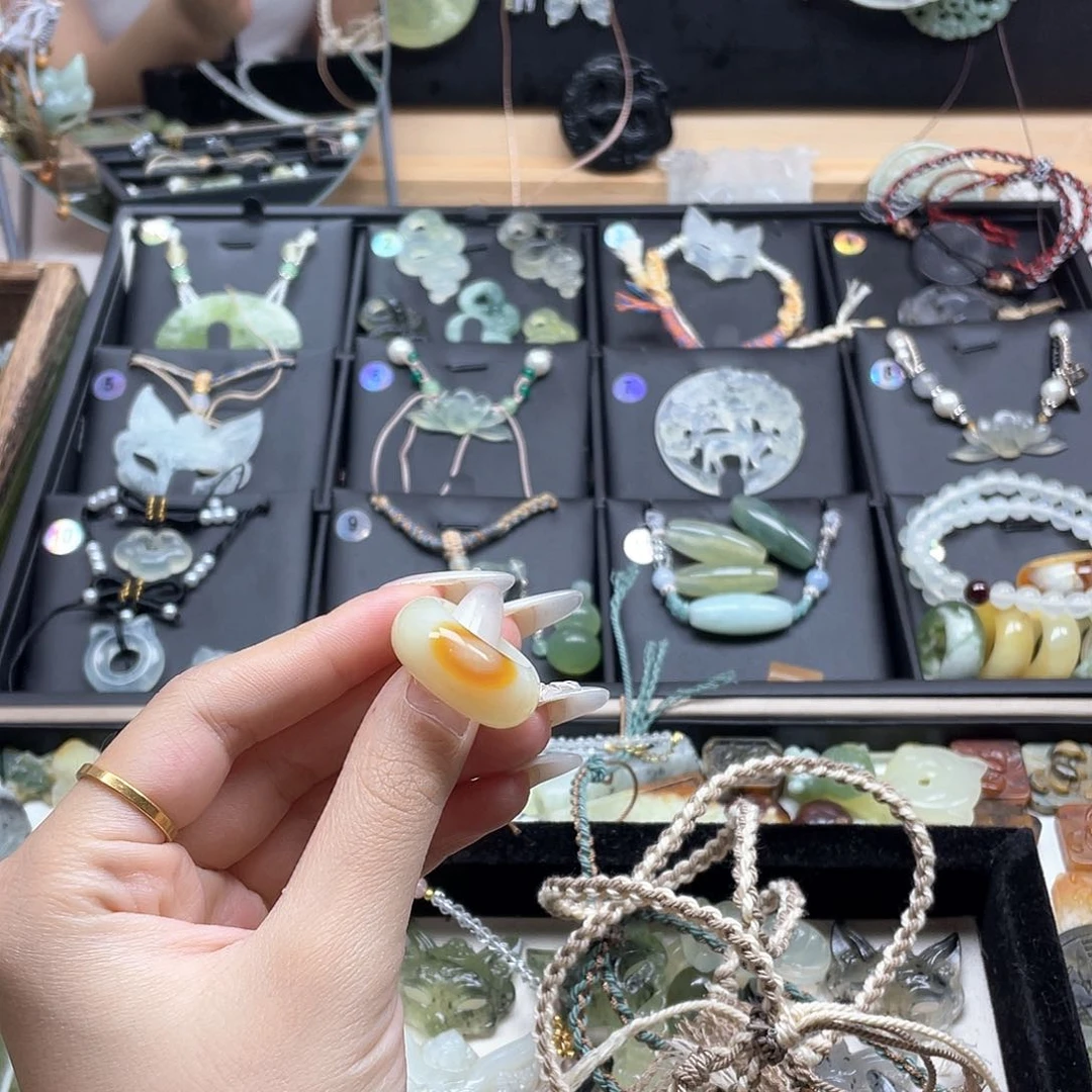 蛇纹石玉未镶嵌颈饰