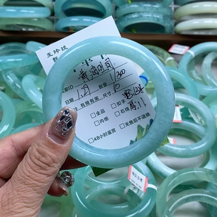 蛇纹石玉手镯未镶嵌黄***?