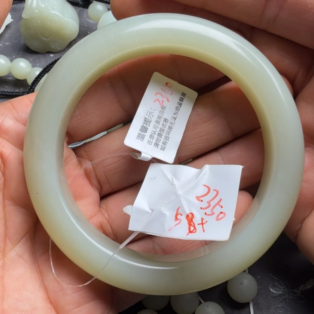 周***周和田玉未镶嵌颈饰