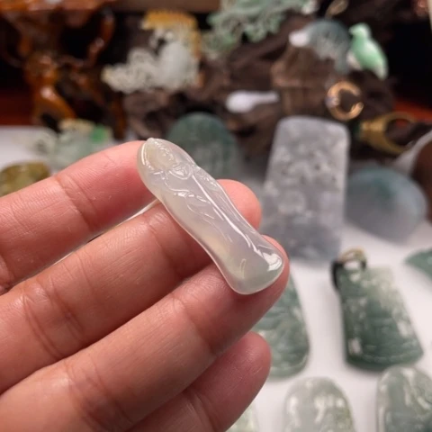 颈饰未镶嵌翡翠观音