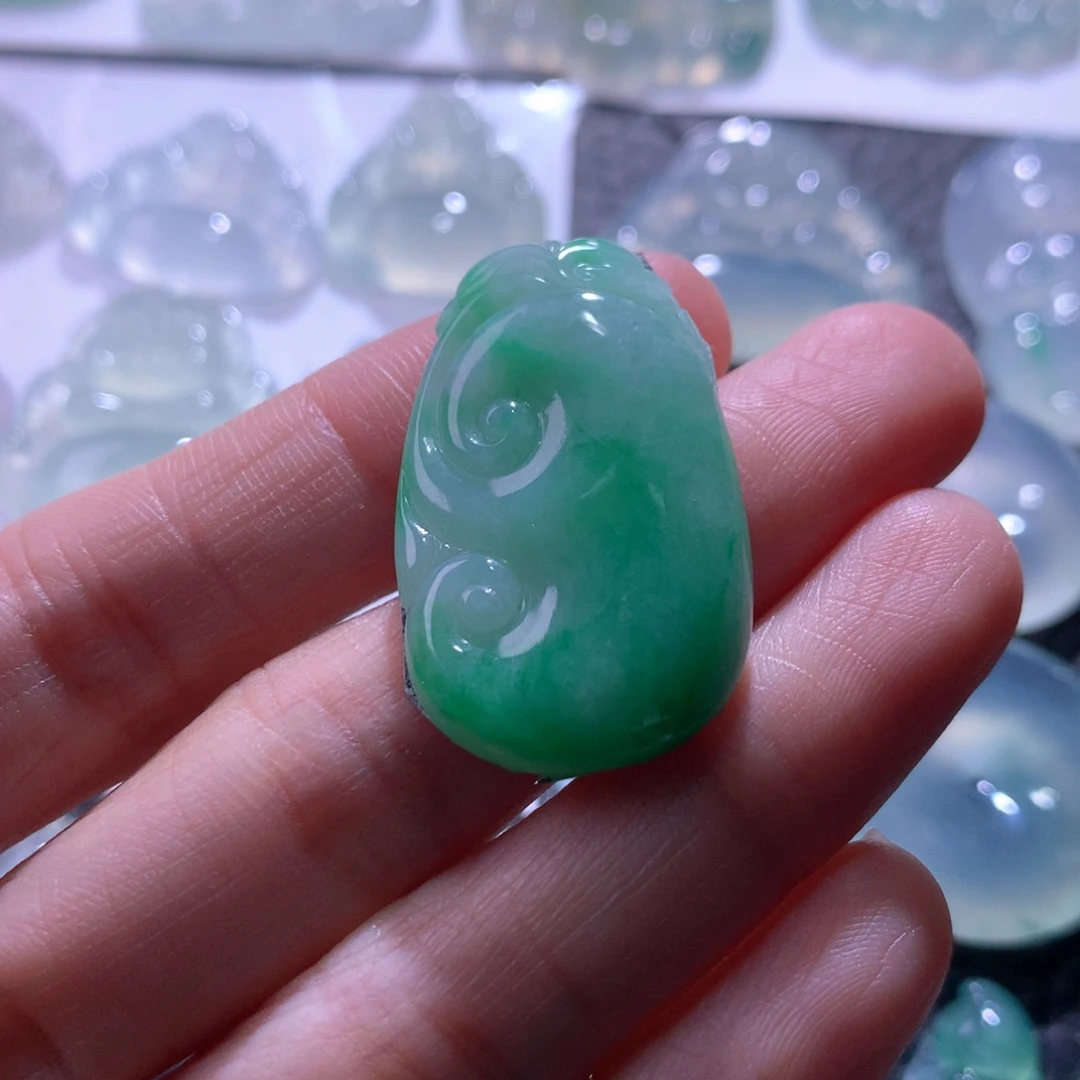 翡翠未镶嵌颈饰如意