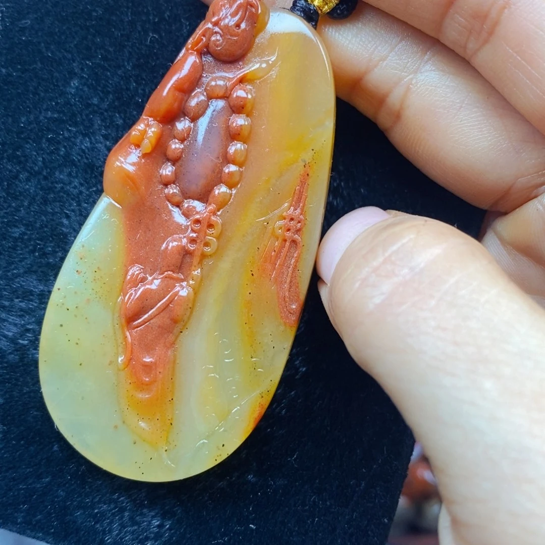 未镶嵌石英质玉（黄龙玉）颈饰
